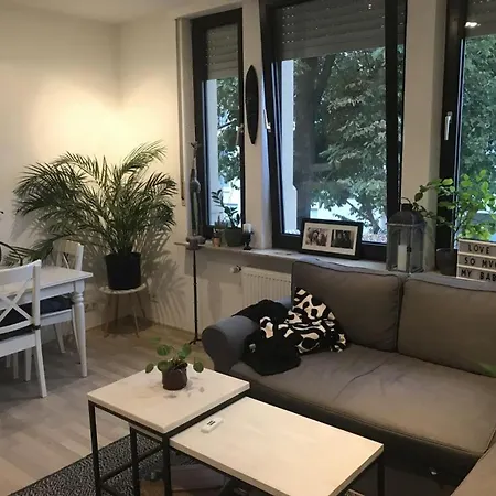 Exklusive, Sanierte 2-zimmer-wohnung Mit Balkon Und Einbaukuche In