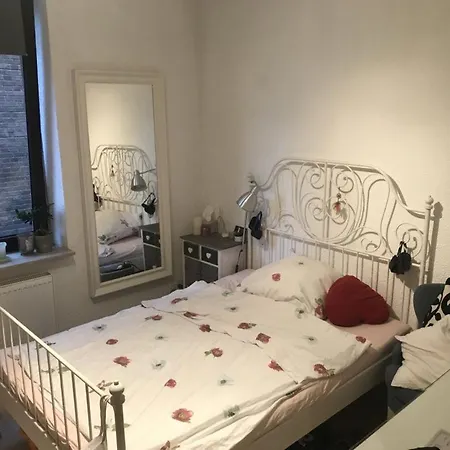 Exklusive, Sanierte 2-zimmer-wohnung Mit Balkon Und Einbaukuche In