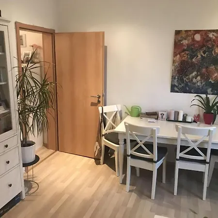 Exklusive, Sanierte 2-zimmer-wohnung Mit Balkon Und Einbaukuche In Apartment *