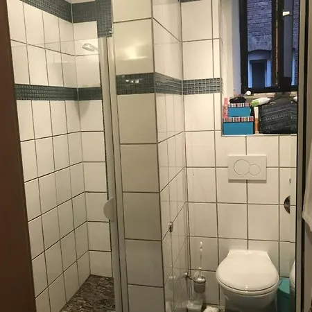 Exklusive, Sanierte 2-zimmer-wohnung Mit Balkon Und Einbaukuche In Apartment *